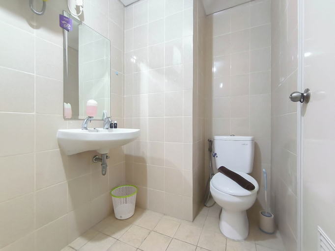 Bathroom 3, White Tone 1Br For 2 Pax At Parahyangan Residence, Bandung