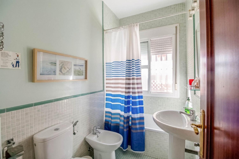 Bathroom, Centrico dos dormitorios wifi by Lightbooking, Cádiz