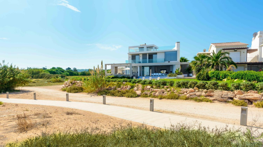 Exterior & Views