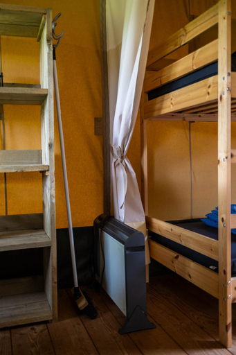 Bedroom 2, Safaritent bij speeltuin voor gezinnen op groen rustig park op de Veluwe, Epe