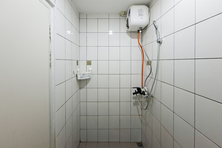 Bathroom 5, Green Urban Style Studio Room At Apartment Sudimara Forestwalk, Tangerang Selatan
