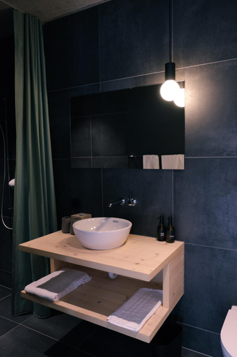 Bathroom 3, Story Thusis, Hinterrhein