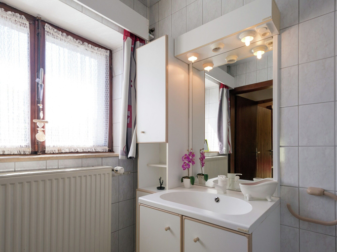 Bathroom 3, Spacious Holiday Home With Large Garden, Liège