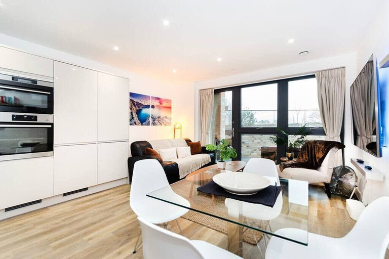 Room 5, Stylish Wandsworth Apartment in London, London