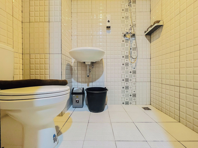 Bathroom 2, Warm Studio At De Prima Apartment, Medan