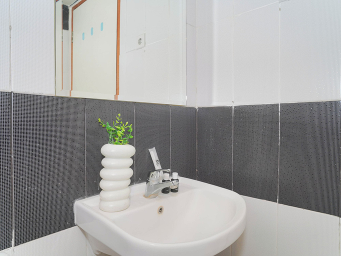 Bathroom 3, Tranquil And Comfy 2Br At Cinere Bellevue Suites Apartment, Depok