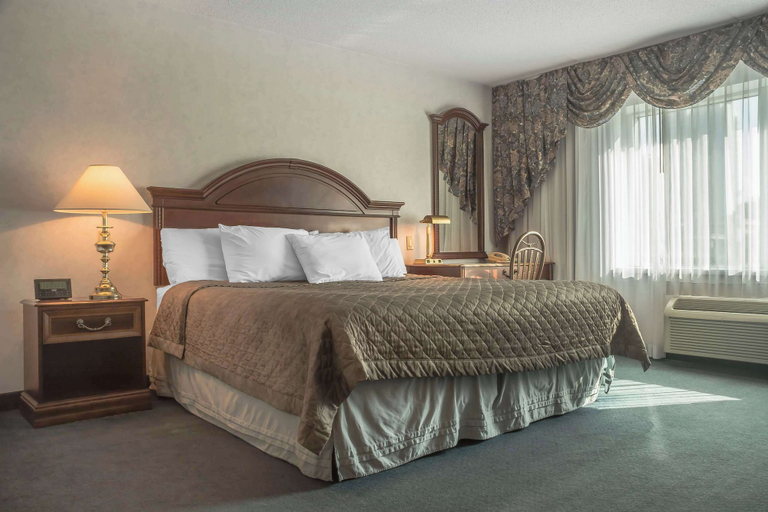 Bedroom 4, Rodeway Inn Fallsview, Niagara