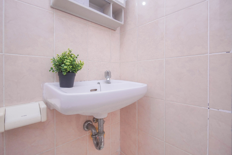 Bathroom 3, Comfortable And Homey 2Br At Apartment Green Bay Pluit, Jakarta Utara
