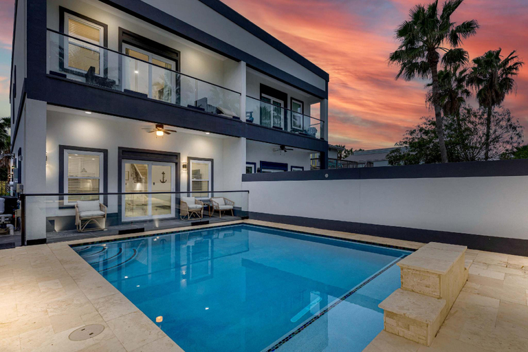 5, Upstay: Island Retreat w Private Pool & Bay View, Cameron