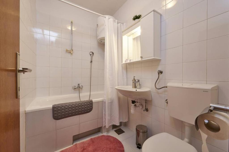 Bathroom 2, Apartments Ornela, Trogir