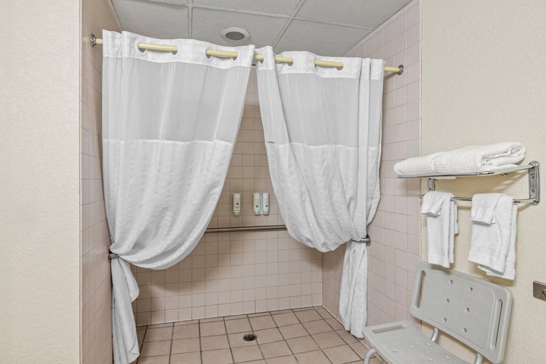 Bathroom 5, Quality Inn & Suites, Crawford