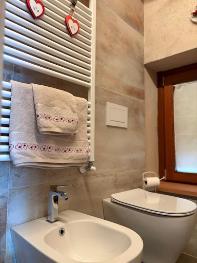 Bathroom 3, Amelu', Cuneo