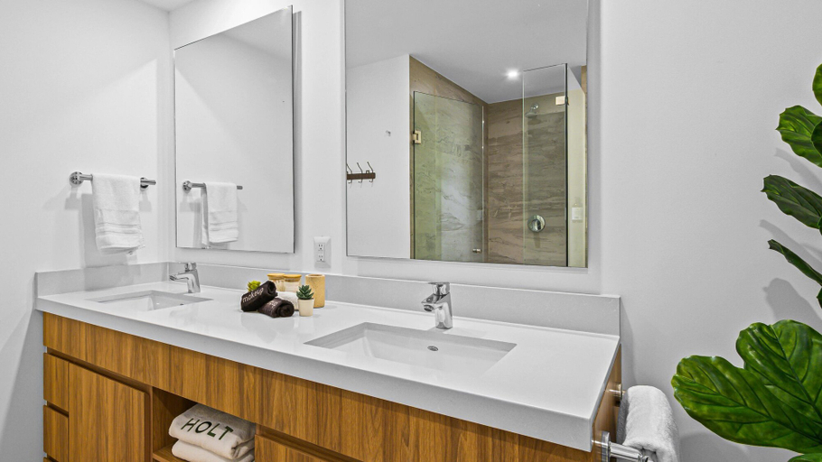 Bathroom 5, Stylish Beachfront 2BR - Balcony & Pools, Puerto Vallarta