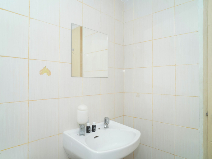 Bathroom 4, Neat Studio At Amethyst Apartment Near Jiexpo, Jakarta Pusat