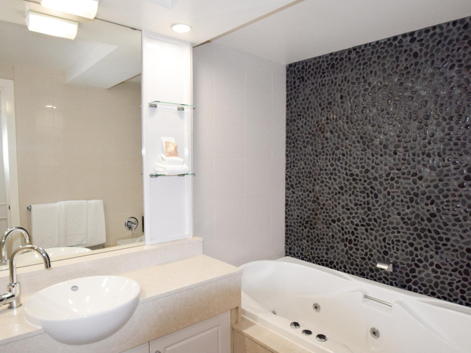 Bathroom 4, Mercure Hunter Valley Gardens, Cessnock