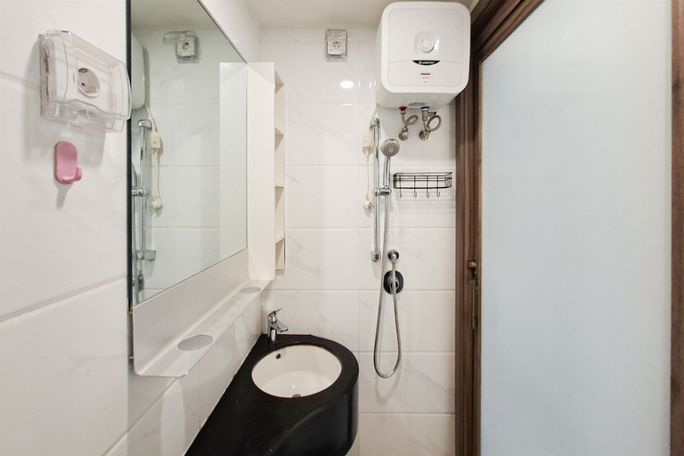 Bathroom 3, Functional And Cozy Studio At Sky House Bsd Apartment, Tangerang Selatan