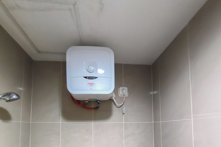 Bathroom 5, Comfortable Gray Studio Room At Apartment Taman Melati Jatinangor, Sumedang
