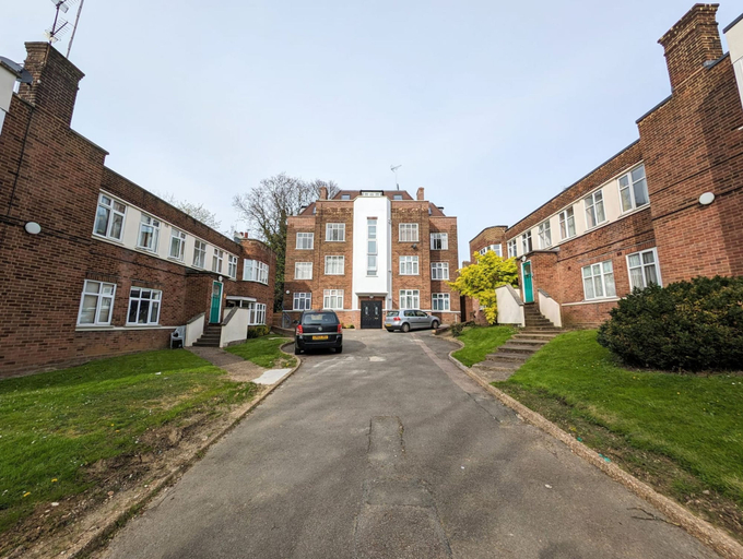 Room 5, Modern Apartment in Moss Hall Court, London