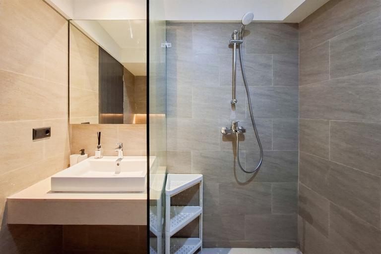 Bathroom 5, Cozy Studio Apartment Carstensz Residence, Tangerang Selatan