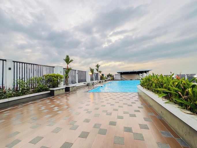 Pool 2, Functional And Cozy Studio At Skyview Medan Apartment, Medan