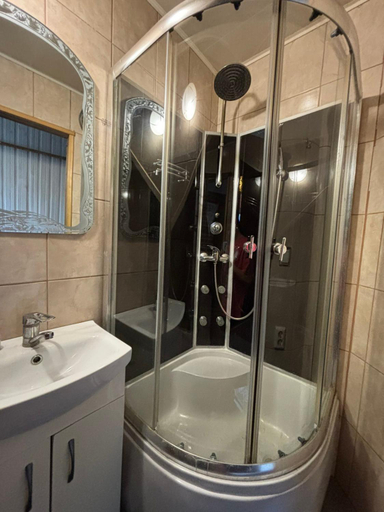 Bathroom 3, Gostynnyi Dvir u Marichky, Rakhivs'kyi
