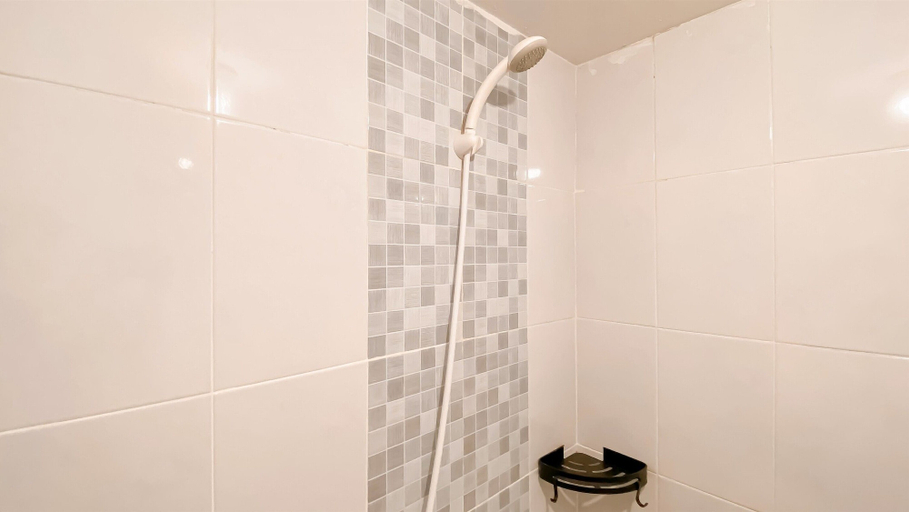Bathroom 3, Comfy And Minimalist 2Br Tokyo Riverside Pik 2 Apartment, Tangerang