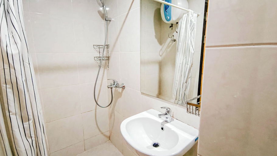 Bathroom 5, Neat And Tranquil Studio At Delft Ciputra Makassar Apartment, Makassar