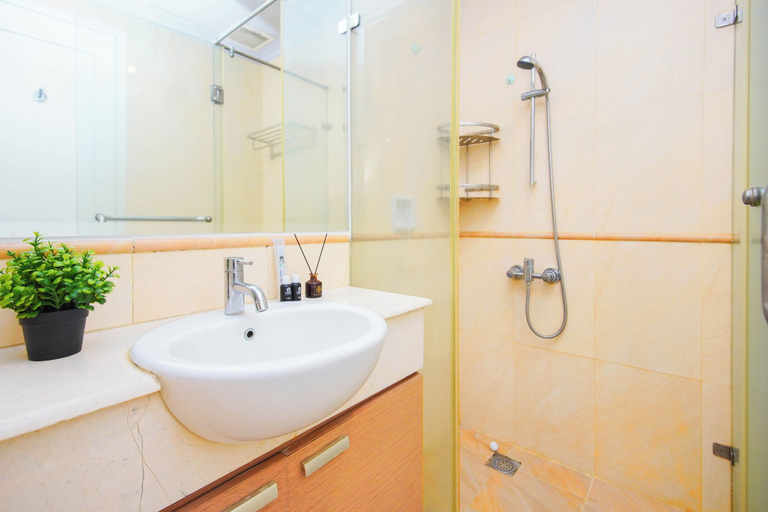 Bathroom 3, Strategic And Cozy 2Br Apartment At Fx Residence, Jakarta Pusat