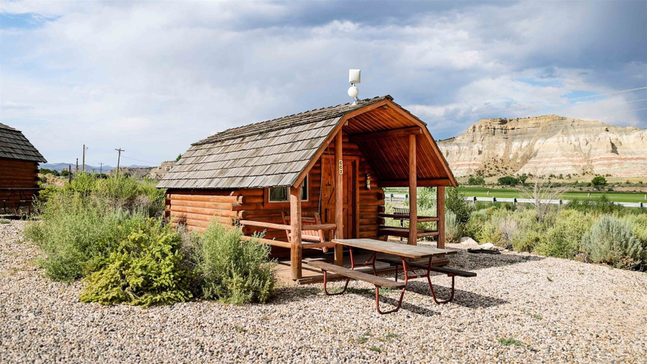Outdoor dining 3, Bryce Canyon RV Resort, Garfield