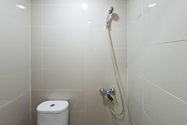 Bathroom 3, Good Deal Studio (No Kitchen) Apartment At B Residence, Tangerang