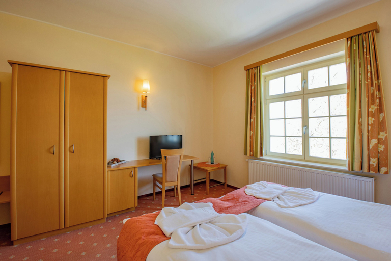 Bedroom 4, Seehotel Grossraeschen, Oberspreewald-Lausitz