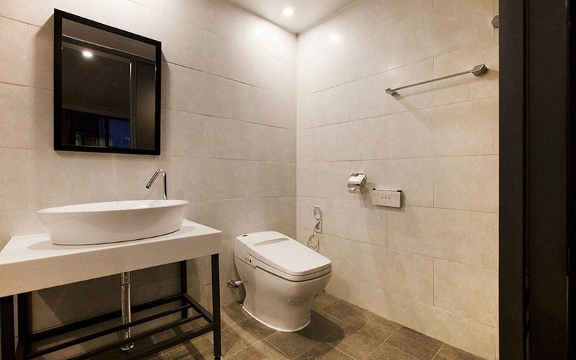Bathroom 3, Busan Yeonsan Togok Brown Dot, Yeonje