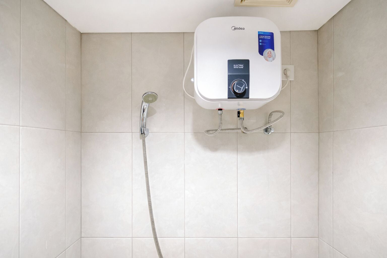 Bathroom 4, Airy And Comfortable 2Br At Nifarro Park Apartment, South Jakarta