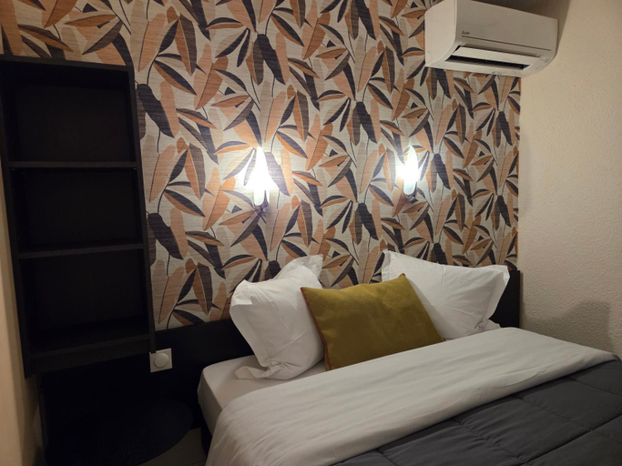 Bedroom 2, Hôtel L'Etoile Aéroport - A61, Aude