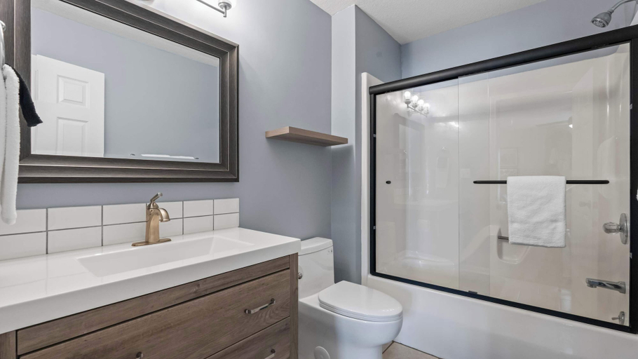 Bathroom 3, Lake Mode Lakefront Balcony, Camden