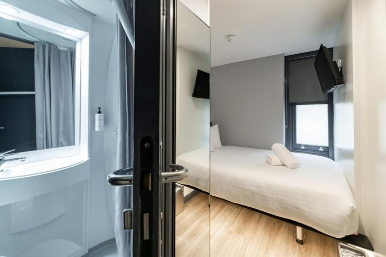 Bedroom 3, Easyhotel London Victoria, London