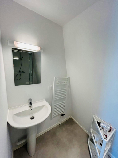 Bathroom 2, We Live In R - Suite 304, Marne