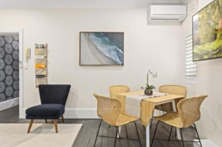 Separate living room 5, Comfy 2-Bed Apartment with A/C throughout, Sydney