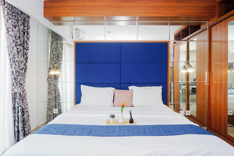 Interior 2, Homey And Warm Studio Room At Apartment Tamansari The Hive, Jakarta Timur