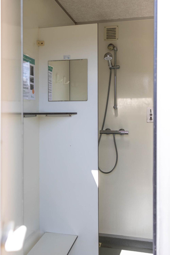 Bathroom 3, Safaritent bij speeltuin voor gezinnen op groen rustig park op de Veluwe, Epe