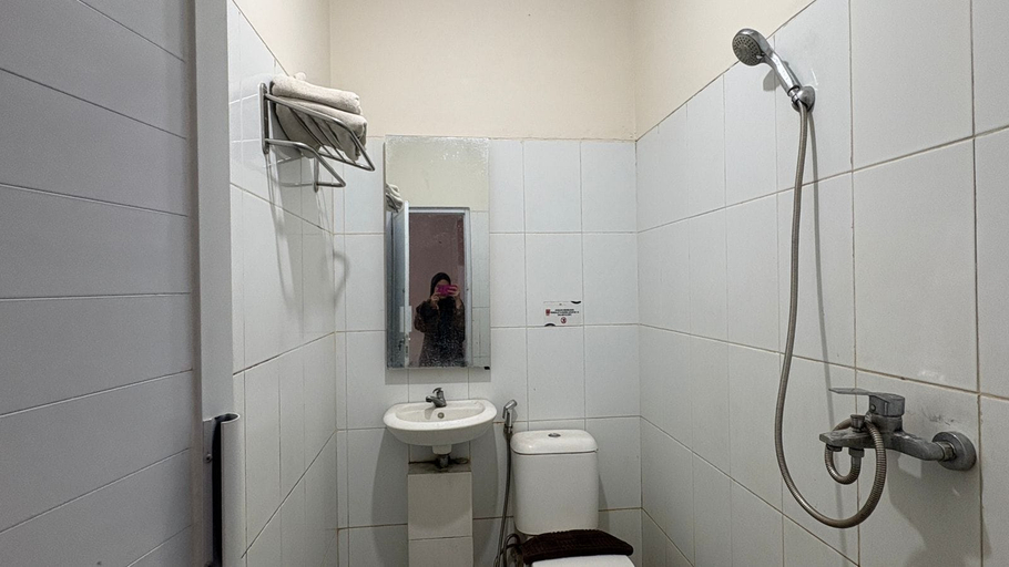 Bathroom 5, Hotel O near Mall Boemi Kedaton formerly, Bandar Lampung