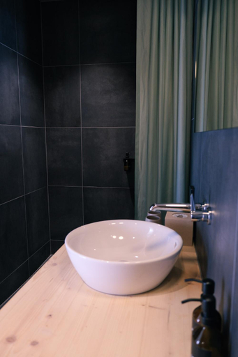 Bathroom 2, Story Thusis, Hinterrhein