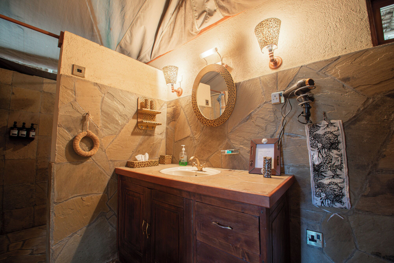 Bathroom 4, Buffalo's Rest, Gilgil