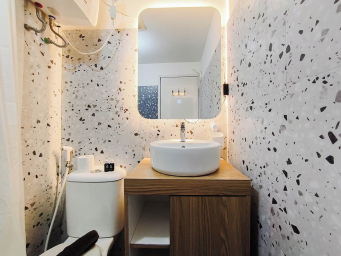 Bathroom 5, Cozy 2Br Apartment Grand Asia Afrika, Bandung