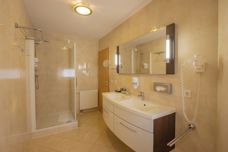 Bathroom 5, Seehotel Grossraeschen, Oberspreewald-Lausitz