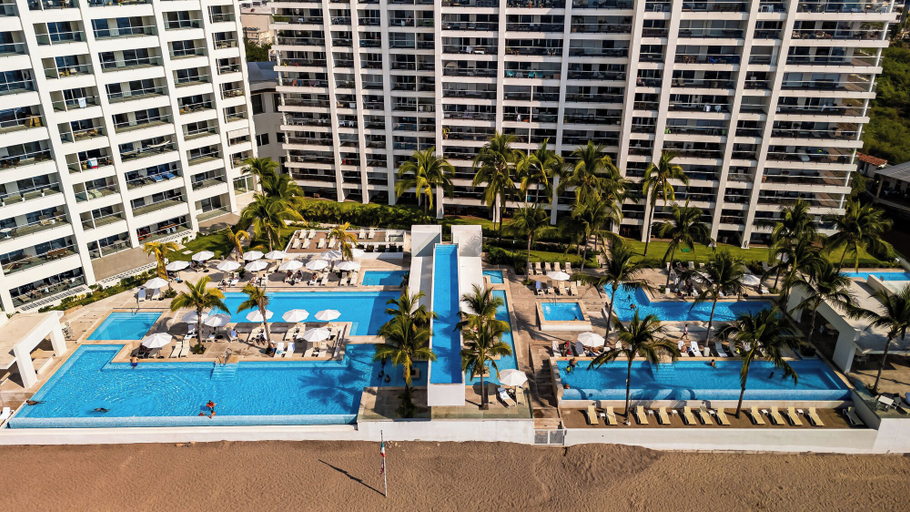 Beach 4, Stylish Beachfront 2BR - Balcony & Pools, Puerto Vallarta