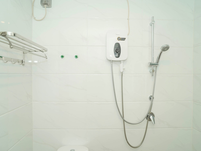 Bathroom 2, Homey 2Br For 3 Pax At Sky House Bsd Apartment, Tangerang Selatan