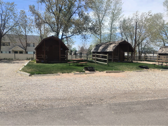 Outdoor dining 5, Cedar City RV Resort, Iron