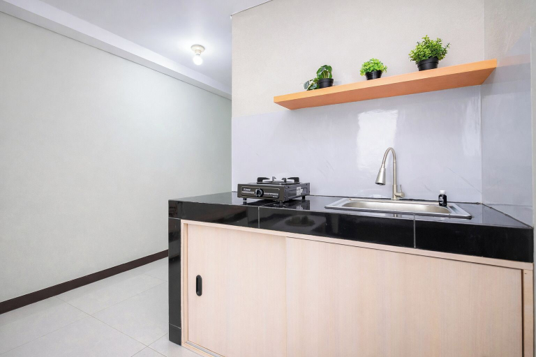 Private kitchen 3, Stunning Studio Loft At Nifarro Park Apartment, Jakarta Selatan