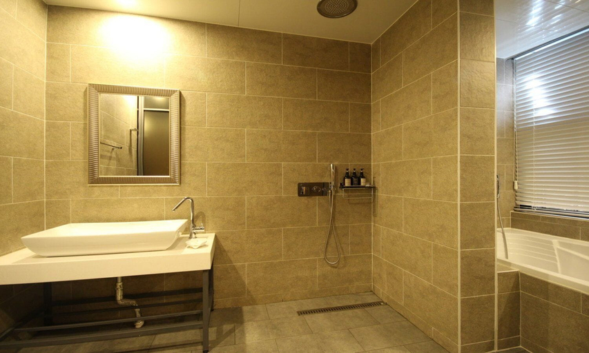 Bathroom 3, Busan Yeonsan Togok Brown Dot, Yeonje